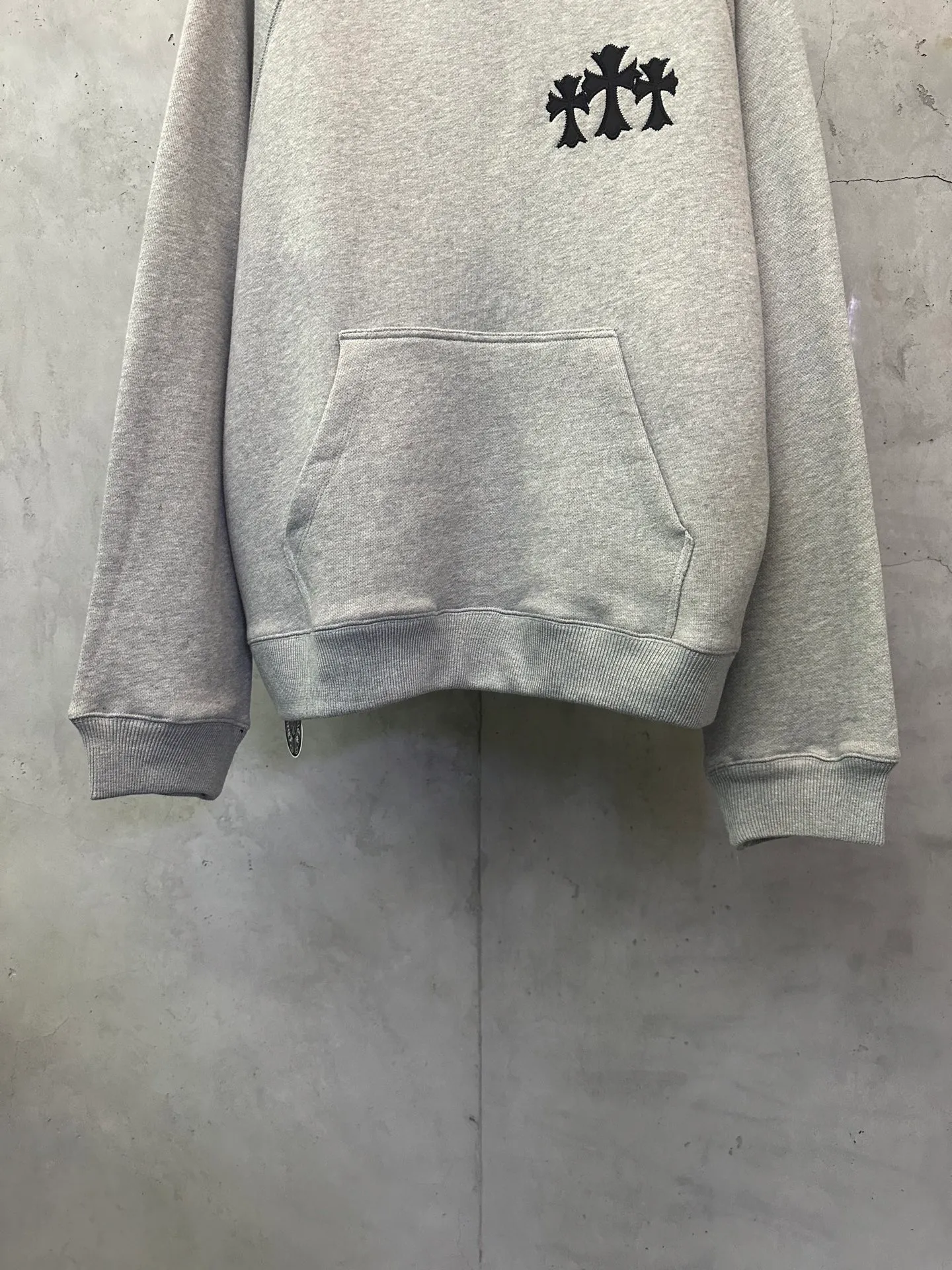 P530 Chrome Hearts ss25 logo embroidered hooded sweatshirt Fabric: Made of heavy fortress intertwined air cotton, full of texture, thick and solid, based on high-end ash tones Decorated with the Chrome Hearts cross patch stitch on the chest Customized hardware Thread Accessories Matching version Same style for men and women -Color: Gray -Size: S M L XL